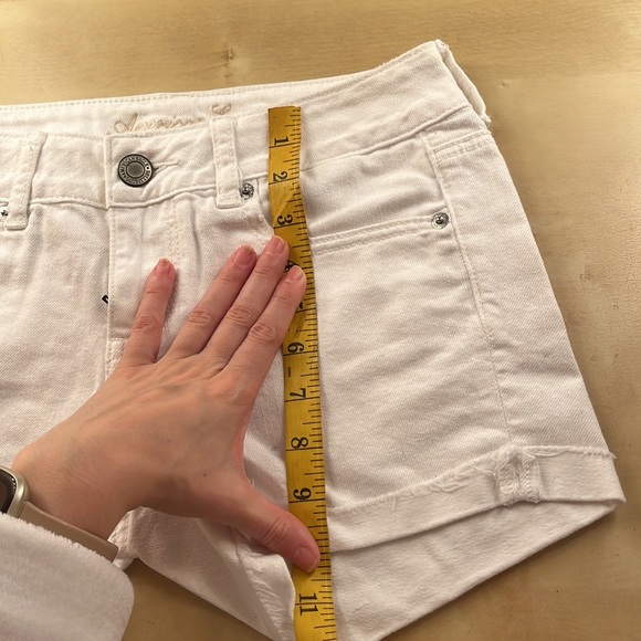 American Eagle White Jean Shorts. Size 4. Perfect condition! Stretchy. - Picture 4 of 6
